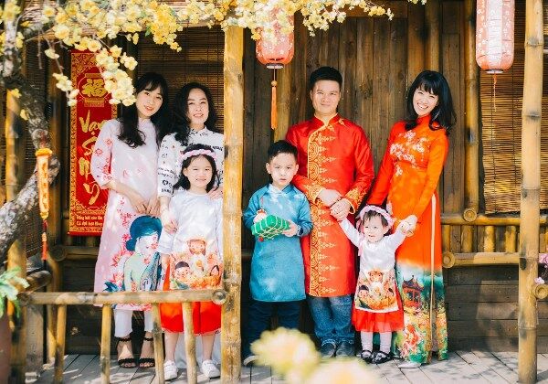 5-nguoi-di-xong-dat-nen-mac-ao-dai-mau-sang-chuan-bi-phong-bao-mung-loc-cho-gia-chu